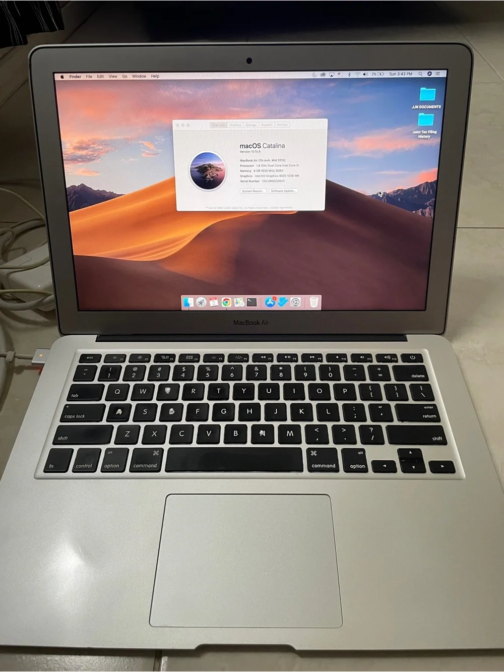 Apple MacBook Air - Silver Aluminum with Black Keyboard